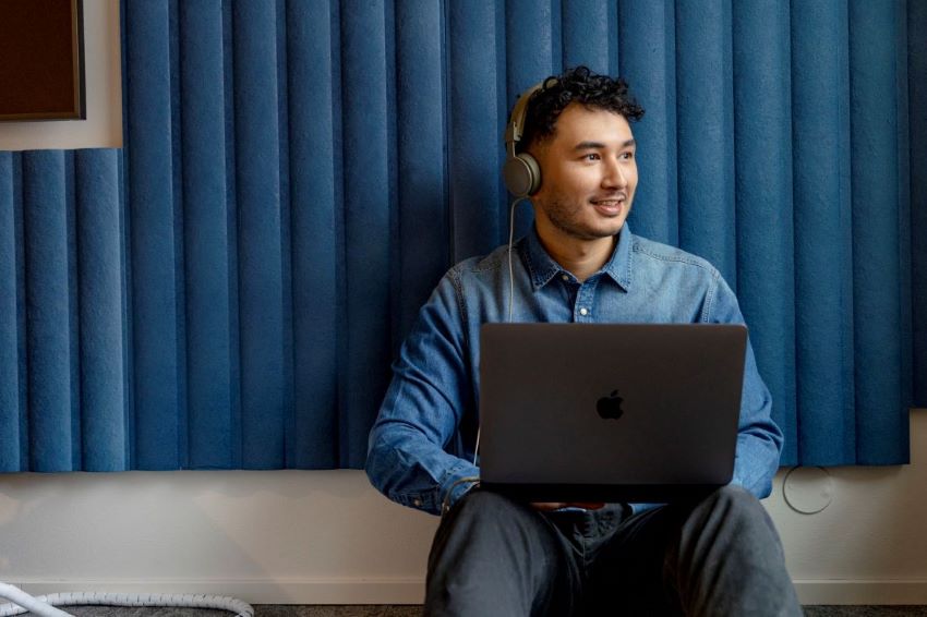 Mies kuulokkeet päässä