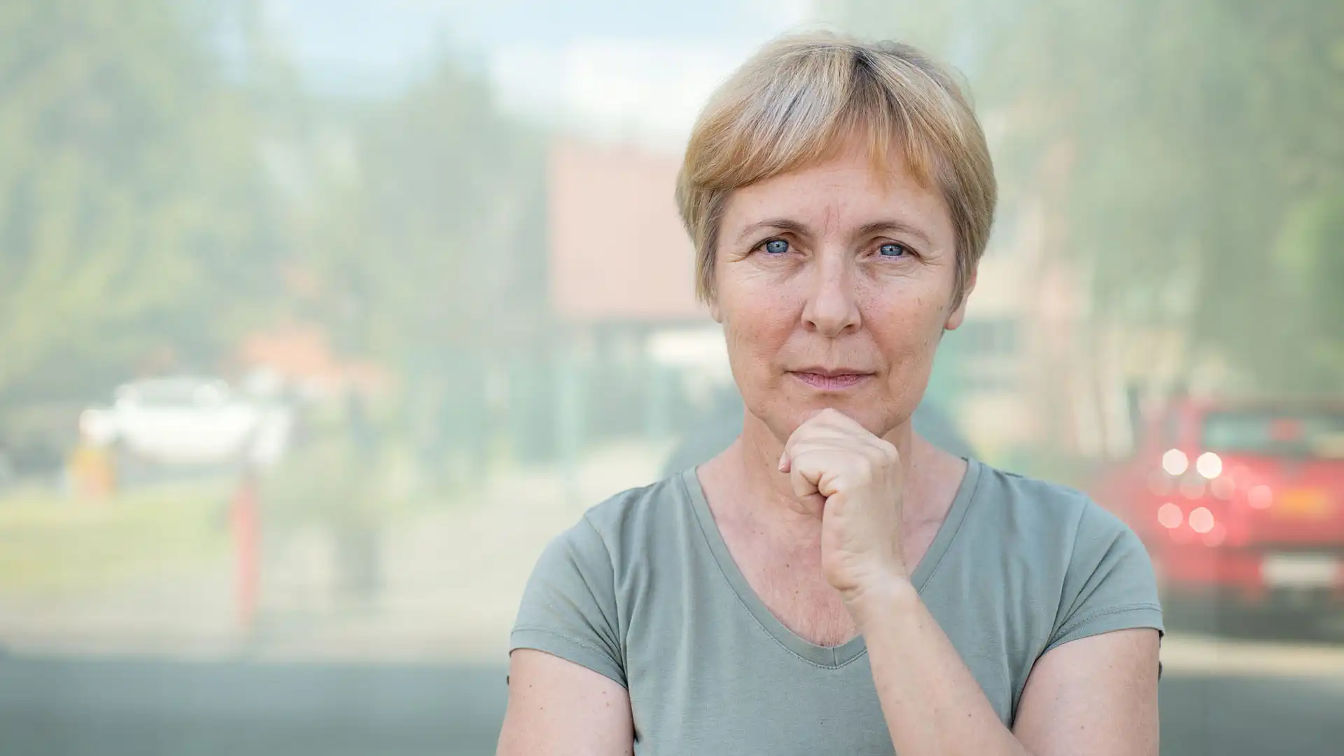 Mietteliäs keski-ikäinen nainen