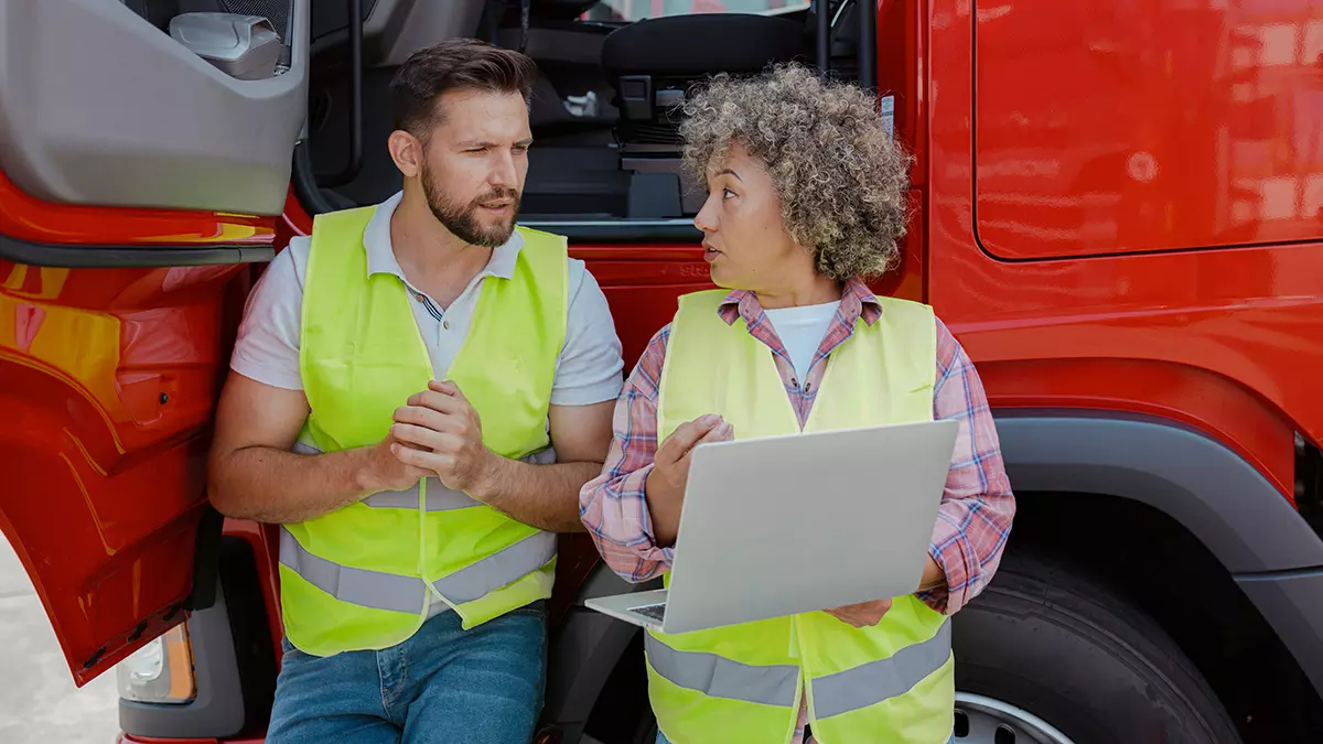 pk-yritys_kaksi henkiloa auton edessa