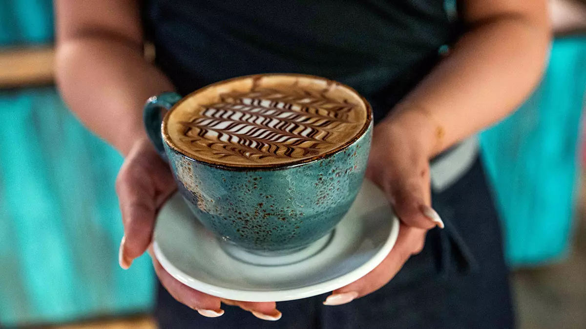 Kahvikuppi kädessä