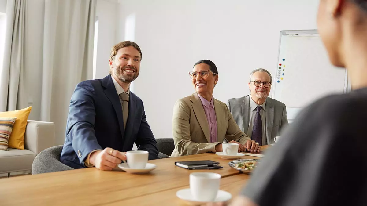 Suuryritys_poydan aaressa