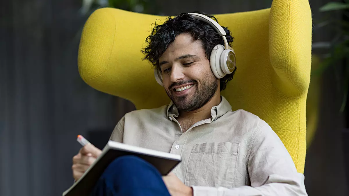 Mies kuuntelee podcastia