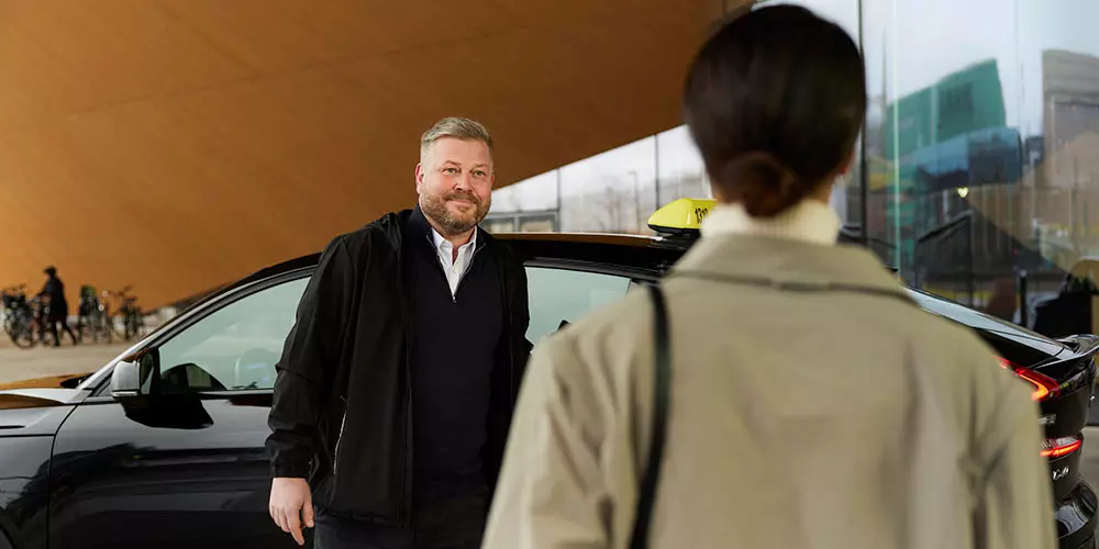 Taksiyrittäjä saa asiakkaan kyytiin