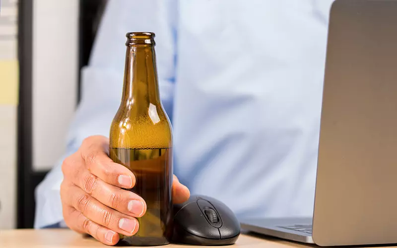 Alkoholin kustannukset työpaikoille Pullo työpöydällä