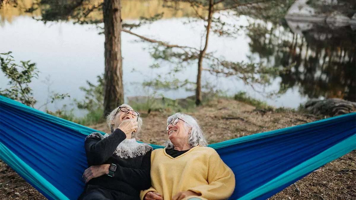 Naiset riippumatossa main