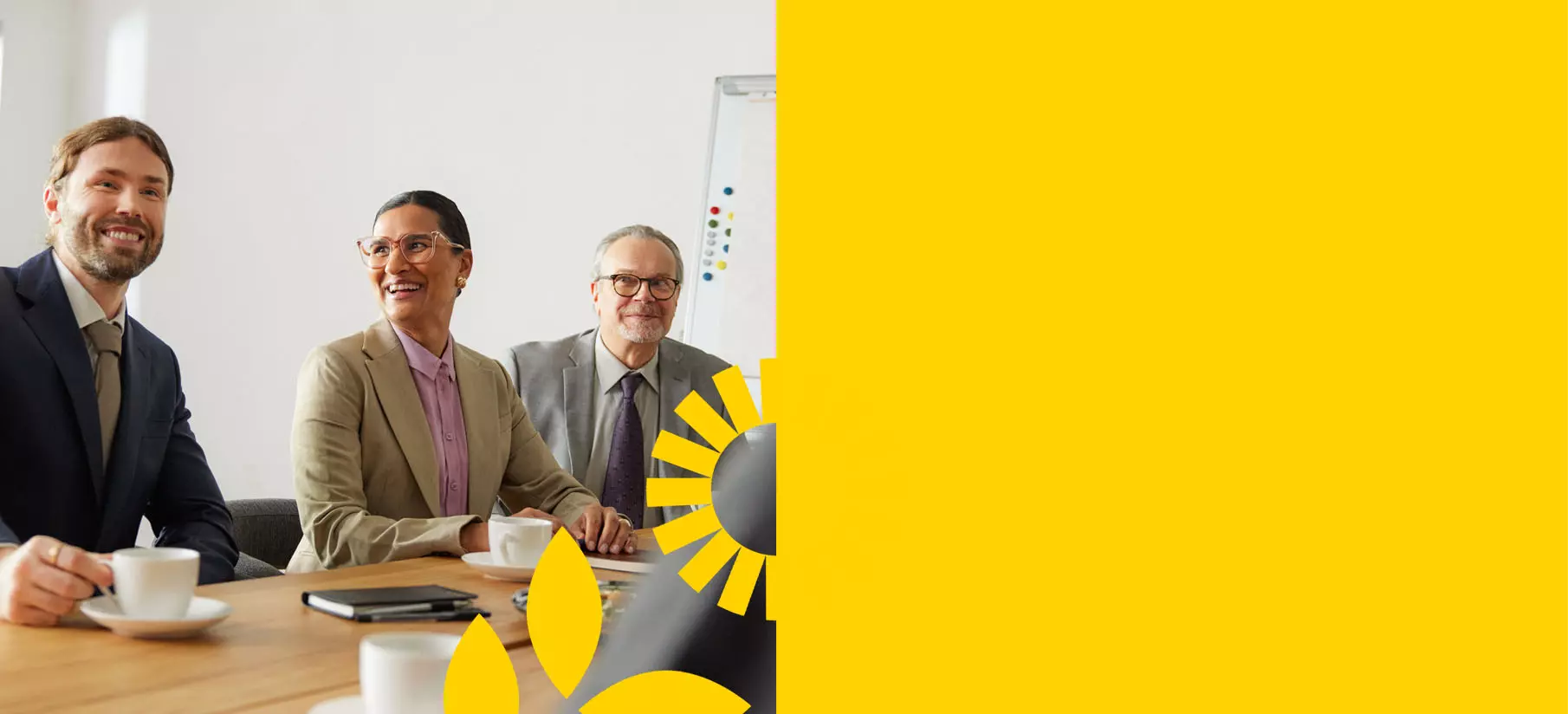 Glada människor diskuterar i mötesrummet