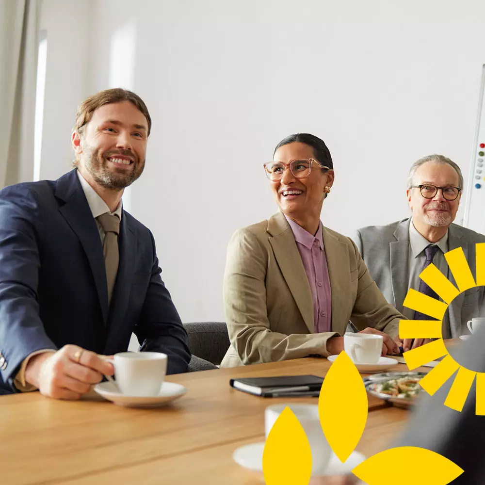 Hyväntuuliset ihmiset keskustelevat neuvotteluhuoneessa