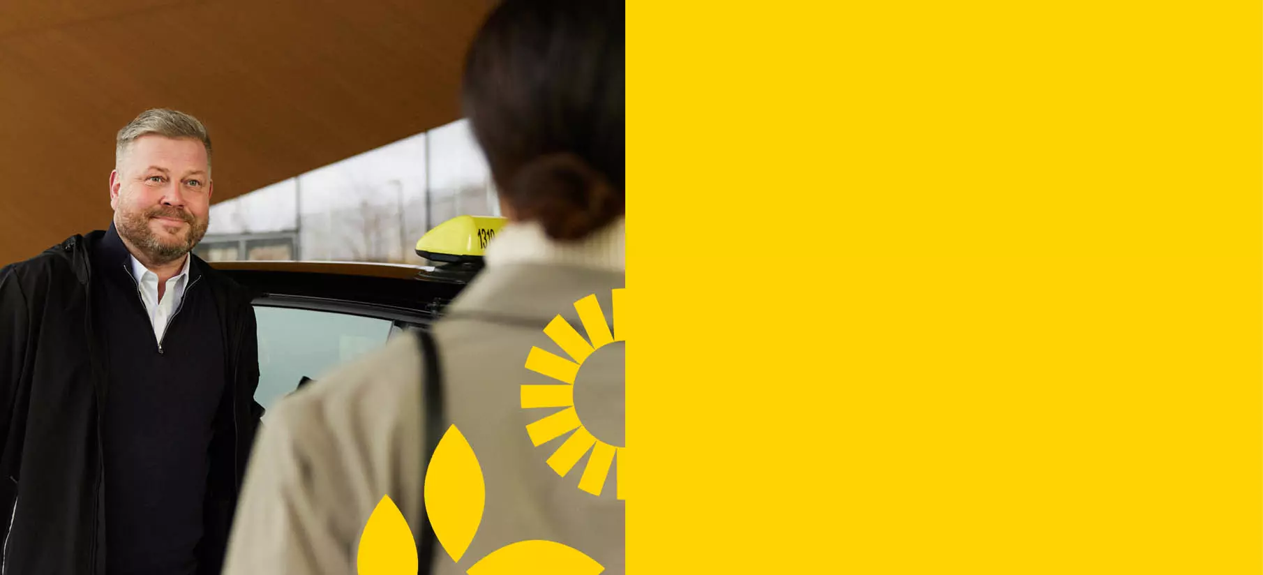 Taksiyrittäjä avaa taksin oven asiakkaalle