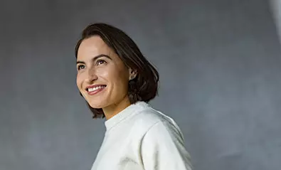 Nainen hymyilee