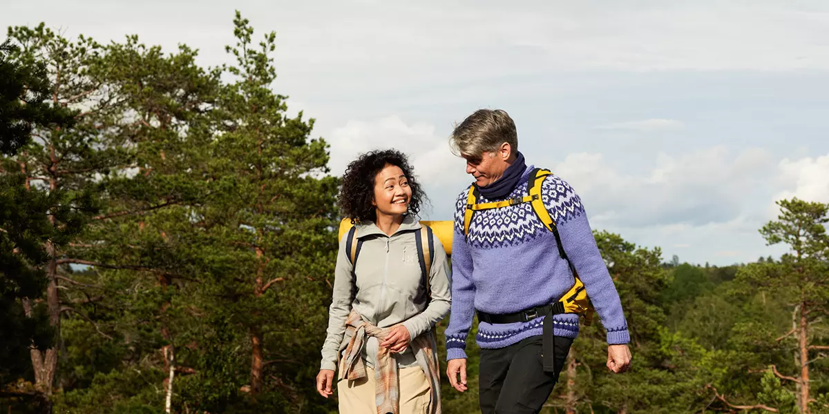 Laadukkaat palvelut Kaksi henkilöä patikoivat metsässä