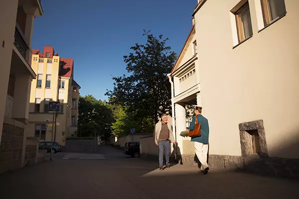 Kaksi henkilöä kohtaavat kadulla