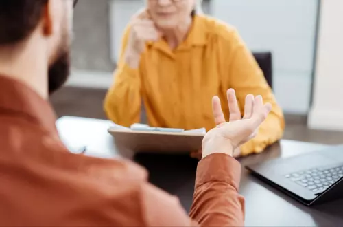 kahden-ihmisen-keskustelu-listan-kanssa