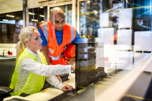 Valvomossa-kaksi-ihmista-tutkii-nayttoa