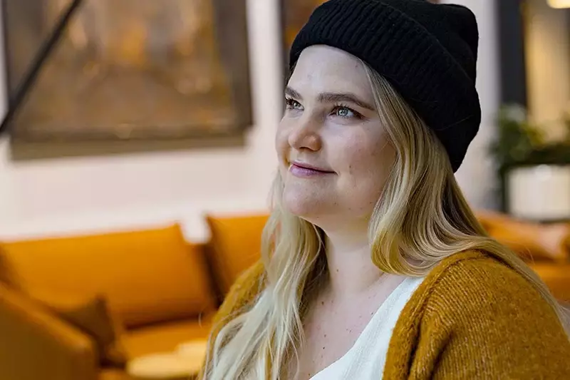 Nuori nainen pipo päässä