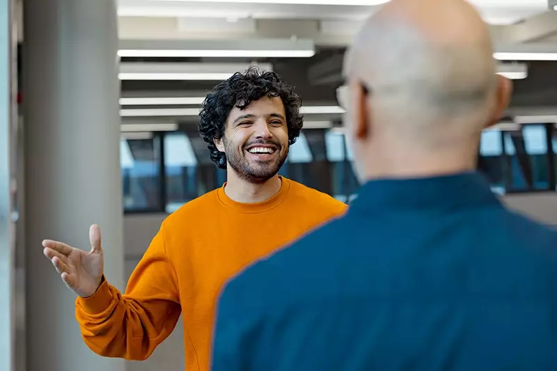 Kaksi miestä keskustelee