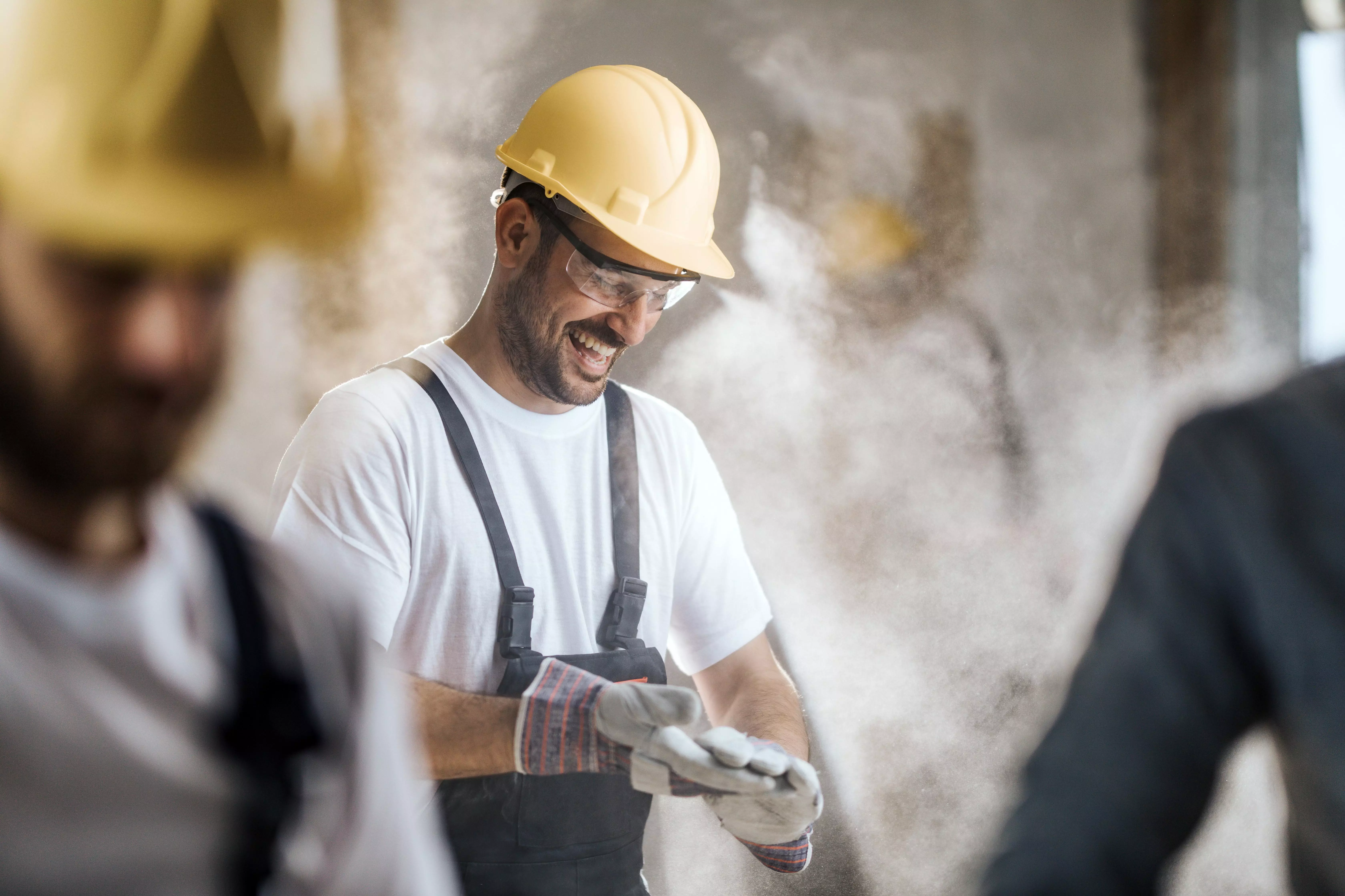 Byggarbetare på en byggarbetsplats Bild av en byggarbetare på en byggarbetsplats