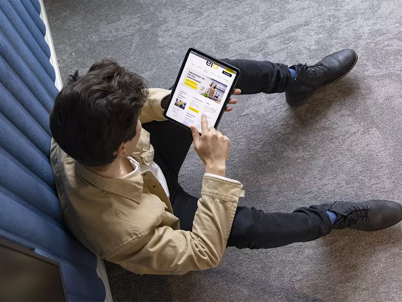 Henkilö katsoo tablettia