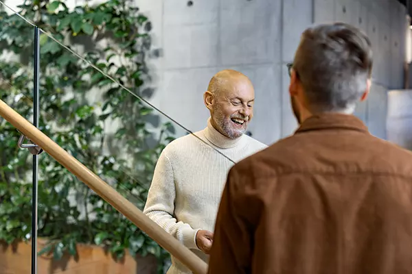 Kaksi henkilöä keskustelee