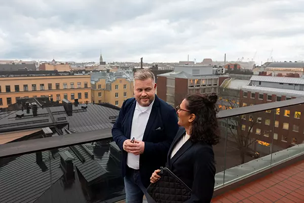 Tapaaminen kaupungin kattojen korkeudella