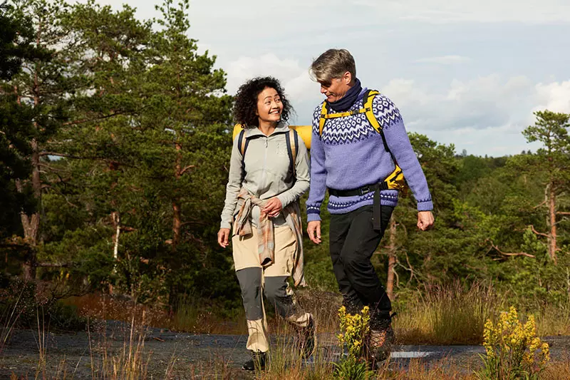 Två personer vandrar i naturen