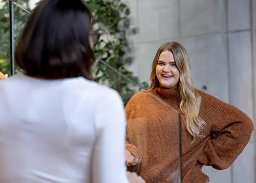 Två kvinnor pratar på kontoret