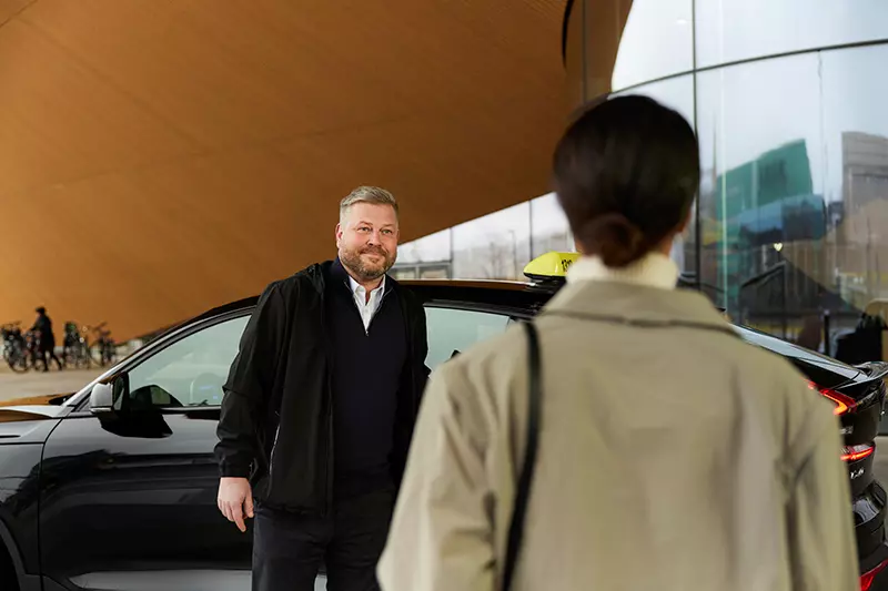 Taksiyrittäjä saa asiakkaan kyytiin