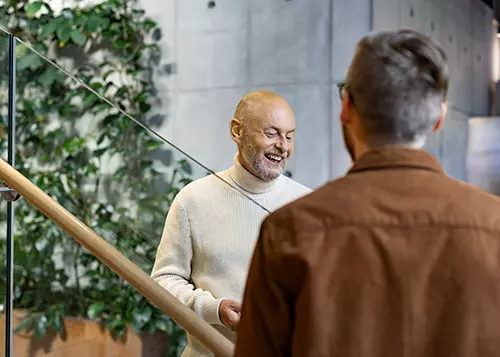 Två män pratar på kontoret