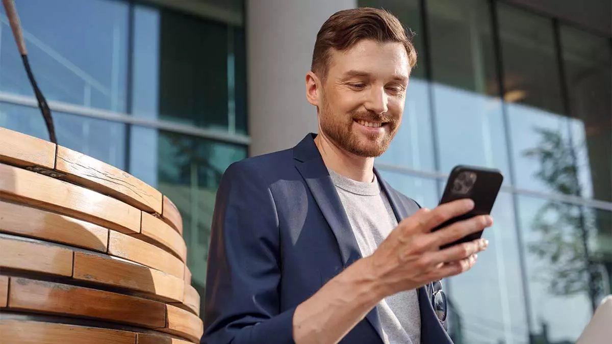 Mies puhelin kädessä