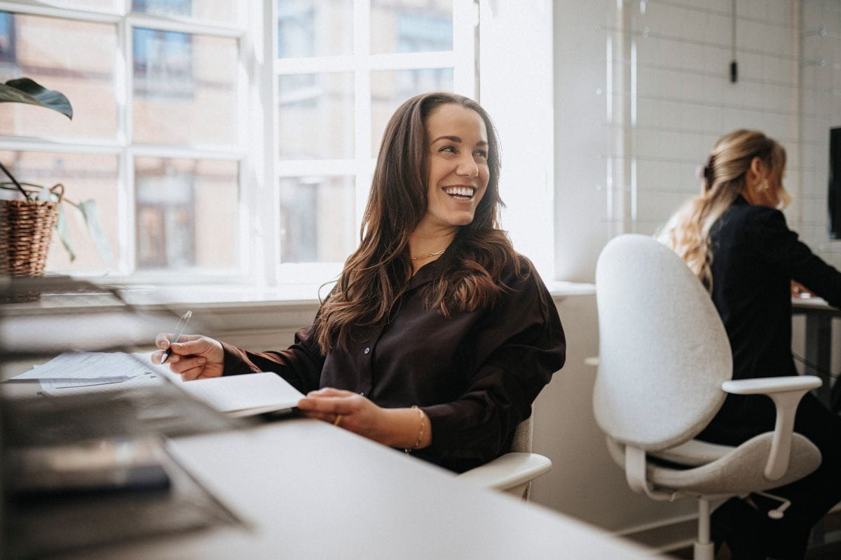 Kaksi henkilöä istuu toimistossa