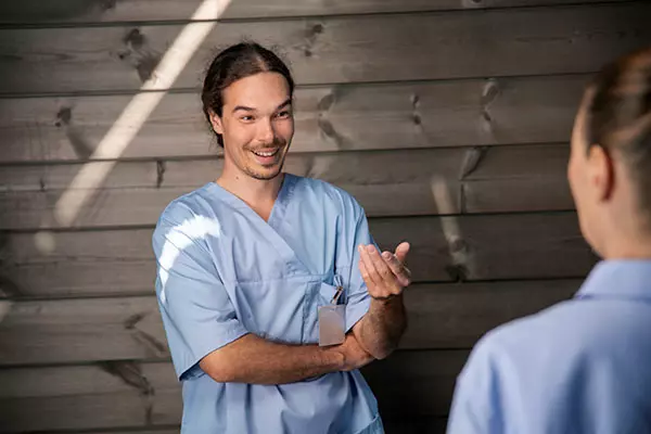 Mannen pratar med en annan människa