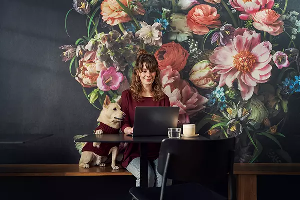 Kvinnan och hunden på datorn