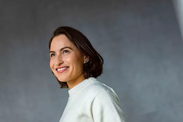 Nainen hymyilee