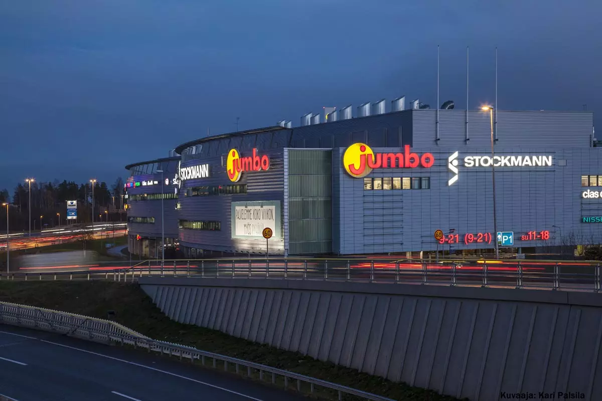 Kauppakeskus Jumbo yövalaistuksessa